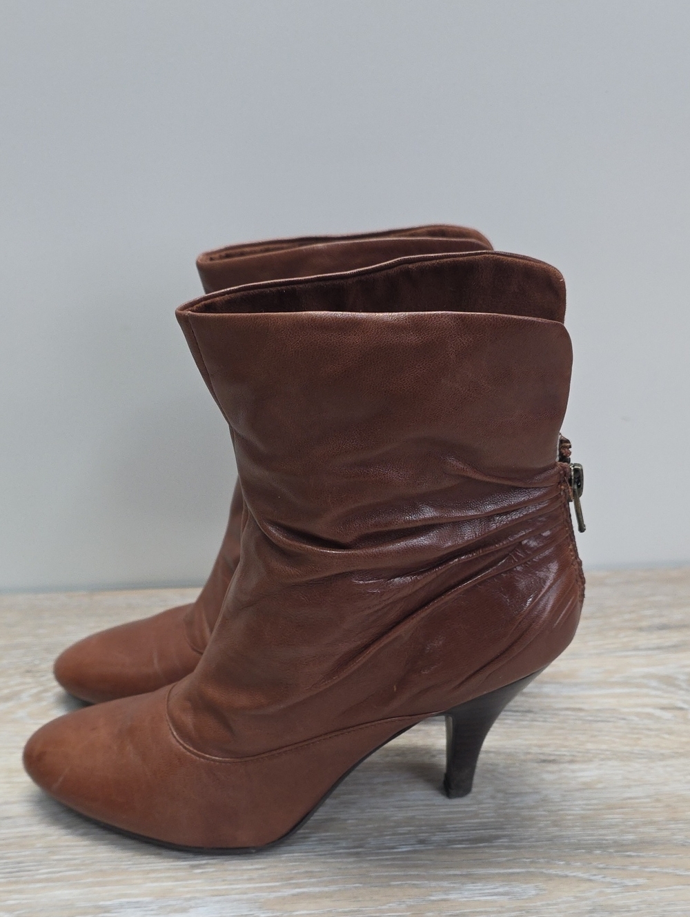 Nine West Brown Leather Ruched Ankle Boots Kitten Heel Back Zip Booties Sz 7.5